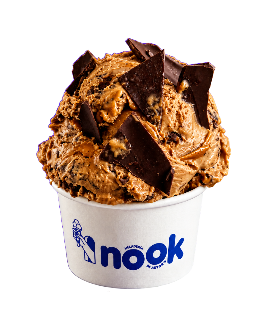 Helado de manjar con chips y trozos de chocolate en vaso de Nook, con trocitos de chocolate en el suelo